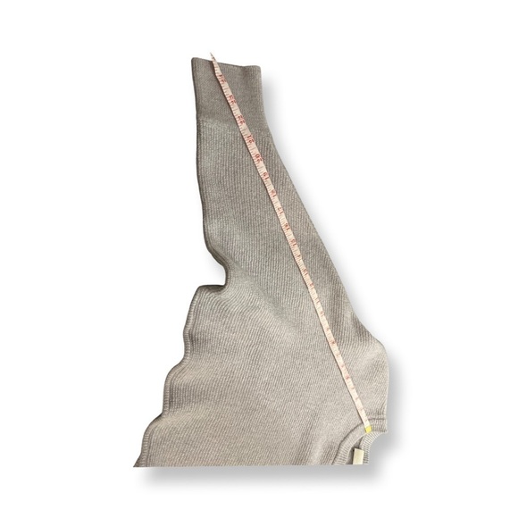 Aritzia WILFRED naomi 100% merino wool
Grey cropped sweater - size S - Picture 6 of 7